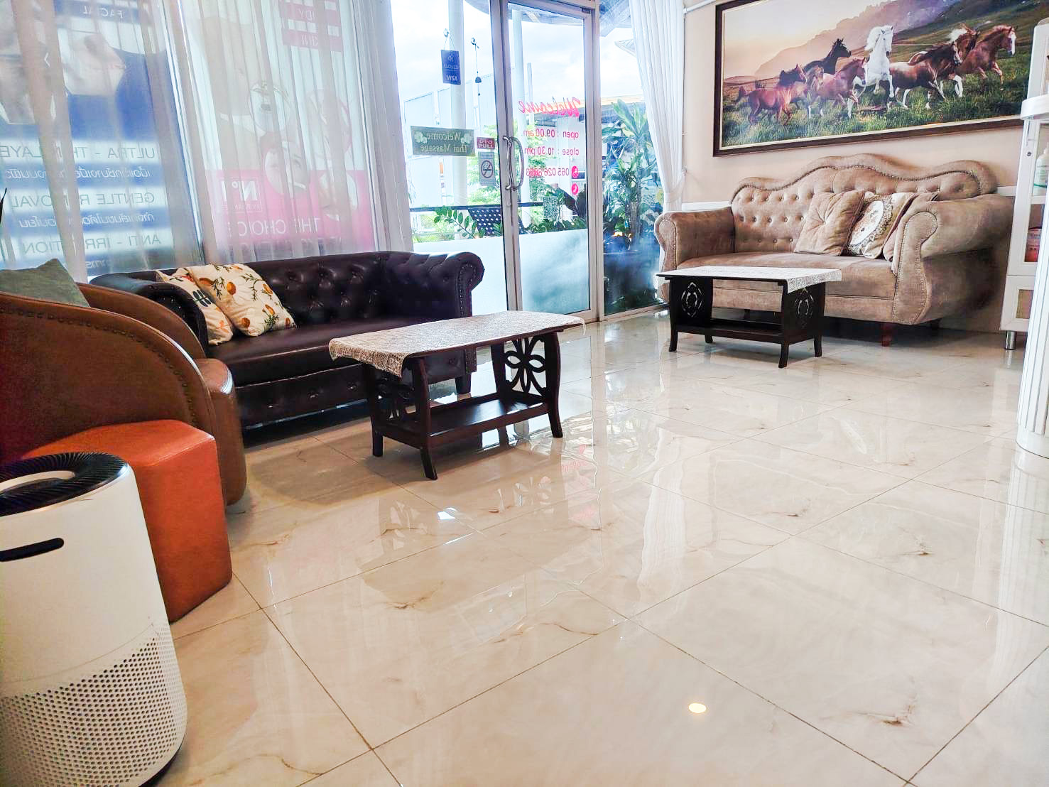 ห้องรับแขกสบายๆ ภายในร้าน La Nature Chiang Mai